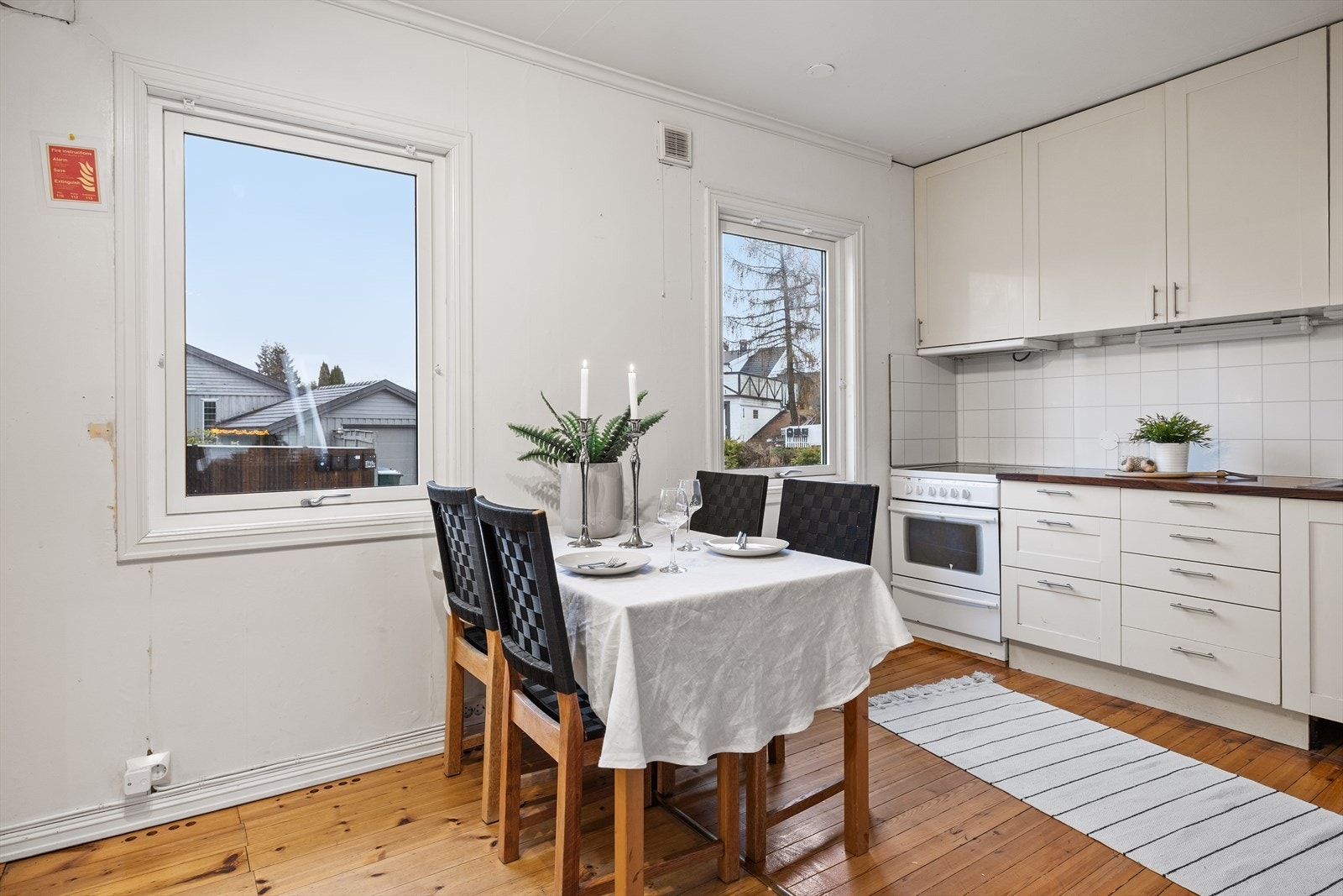 Kjøkkenet har innredning med profilerte fronter og benkeplaten er av laminat Galleribilde