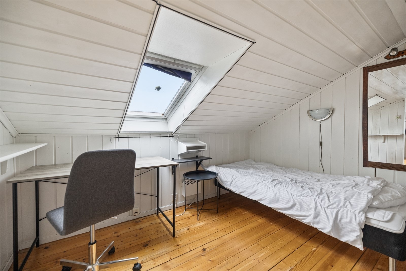 Det foreligger ikke byggemeldte tegninger for 2. etasje, og megler kan derfor ikke bekrefte hva rommene er godkjente som. Galleribilde