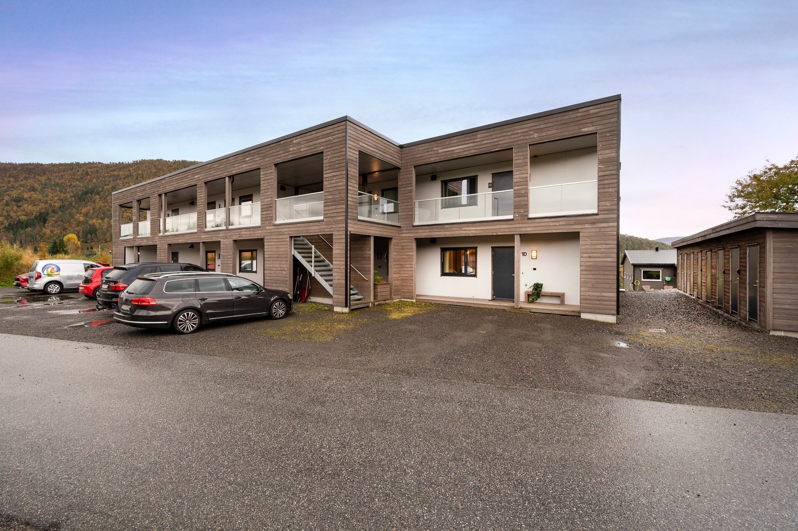 Parkeringsplass foran inngangsdøren. Galleribilde