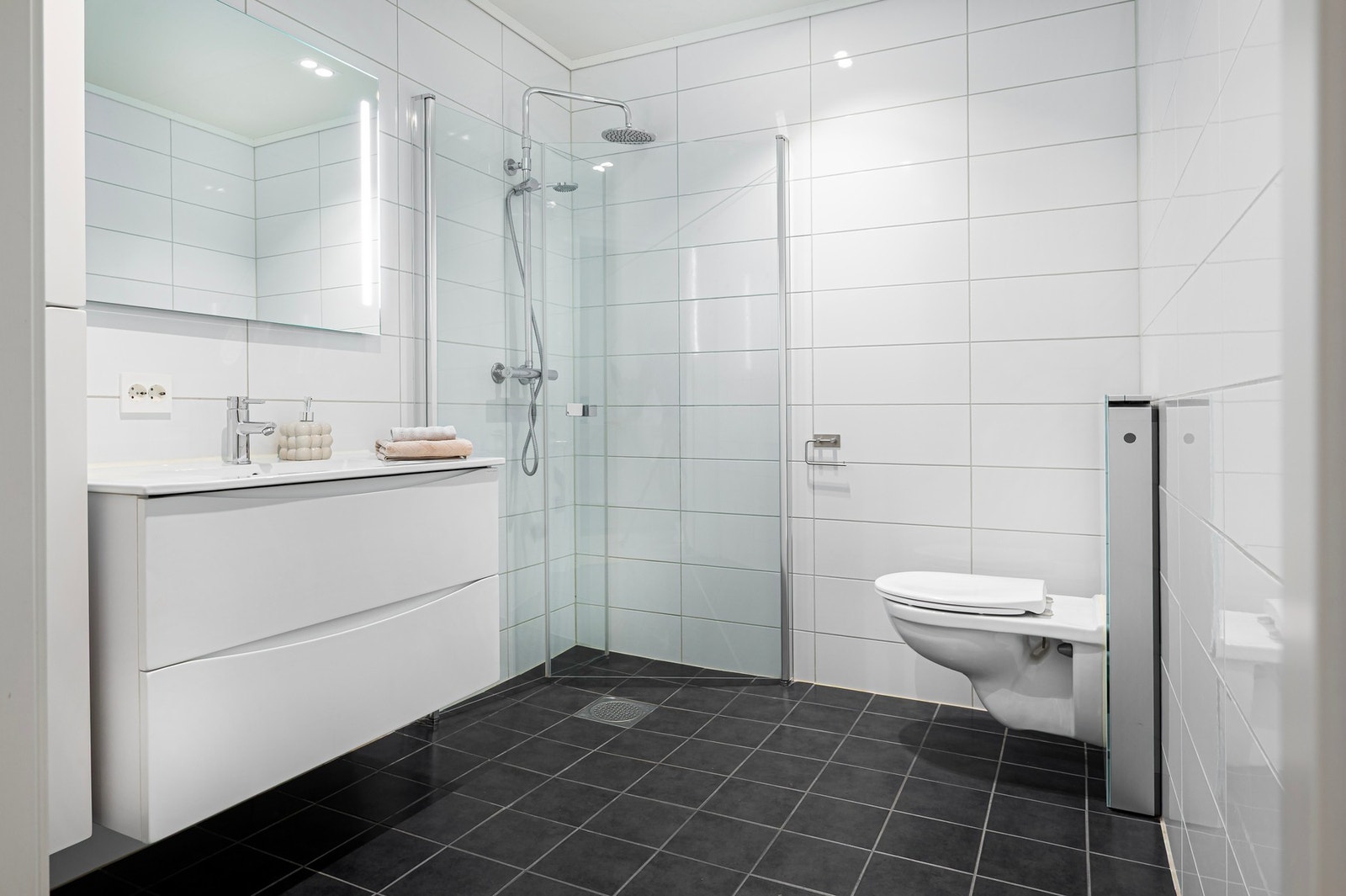 Romslig baderom med elektriske varmekabler. Galleribilde