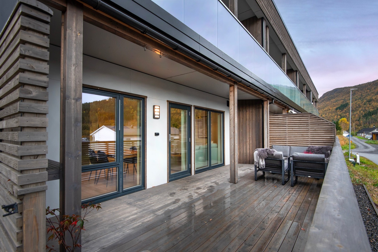 På terrassen er det god plass til både hagemøbler og grill. Galleribilde