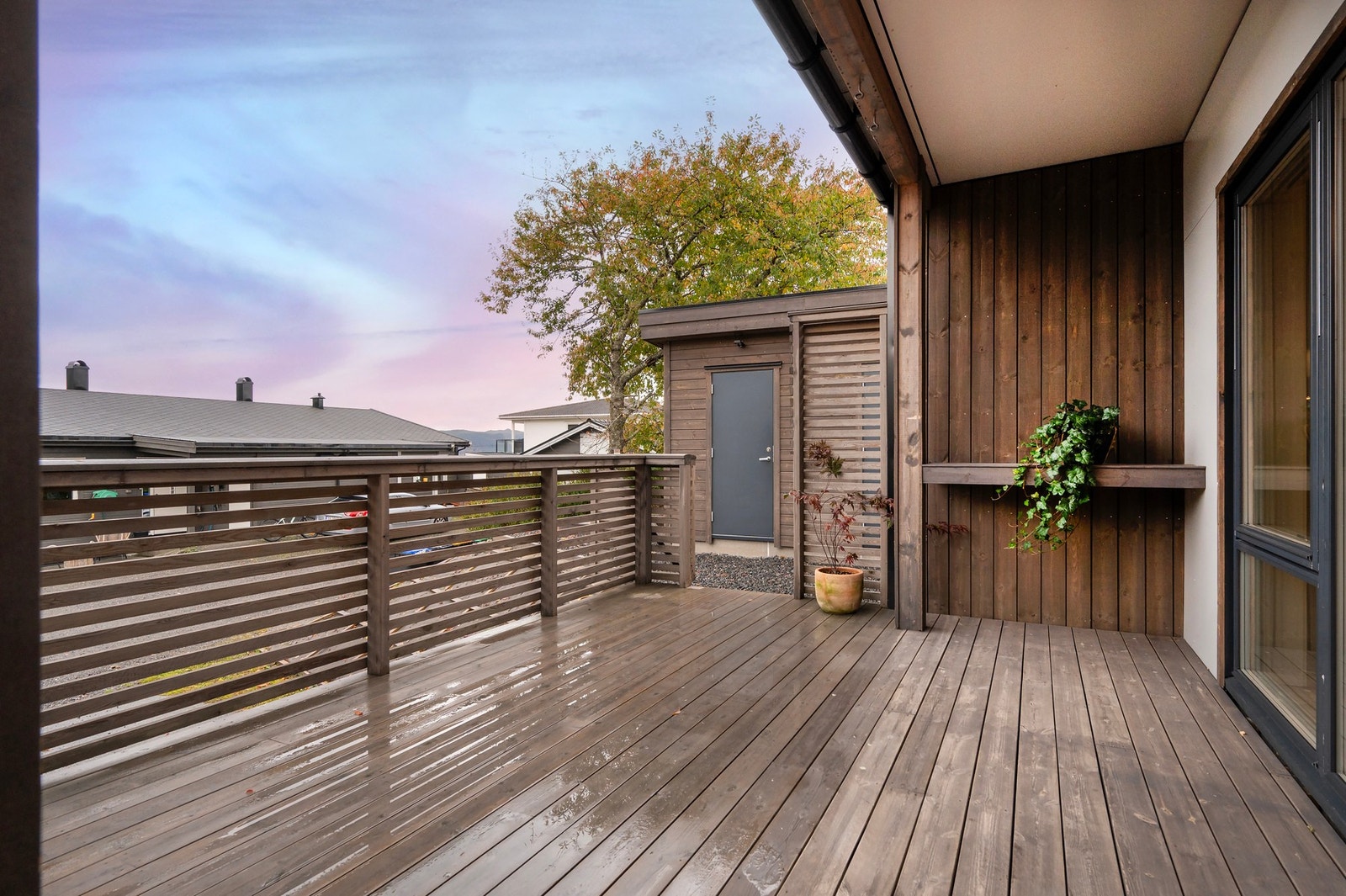 Fra stue/kjøkken er det adkomst til syvendt terrasse med gode solforhold. Galleribilde