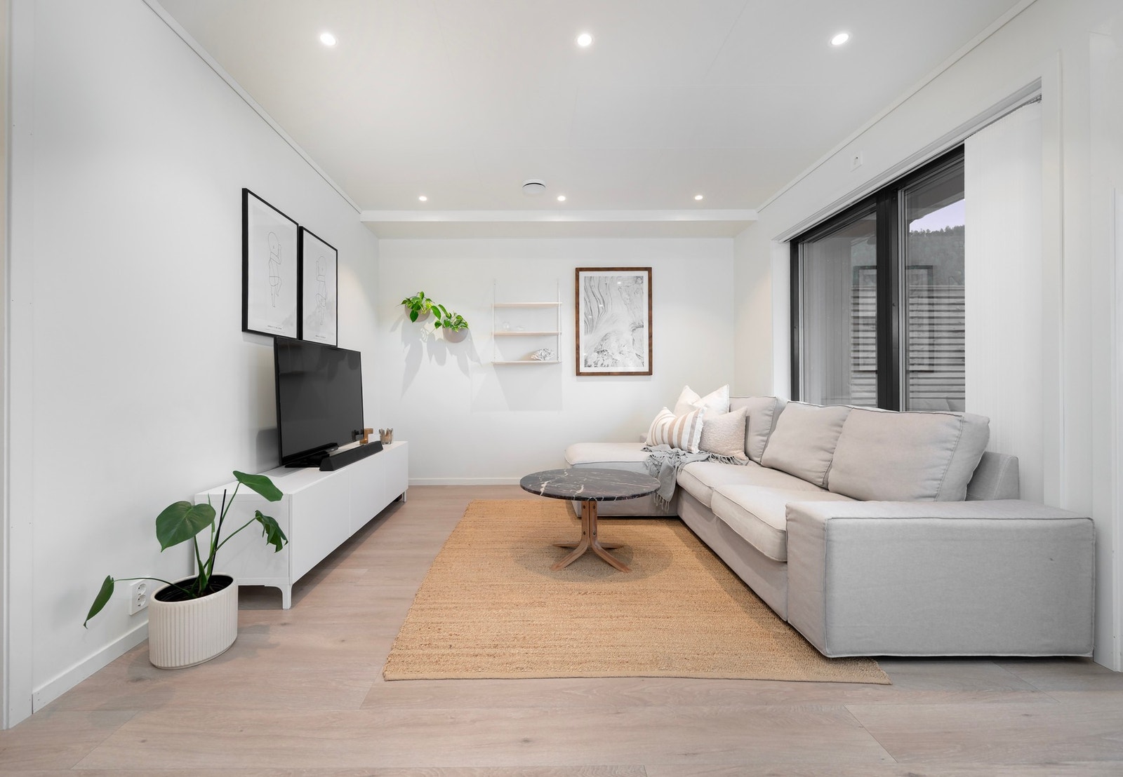 Leiligheten har moderne overflater - legg merke til spottene i taket. Galleribilde