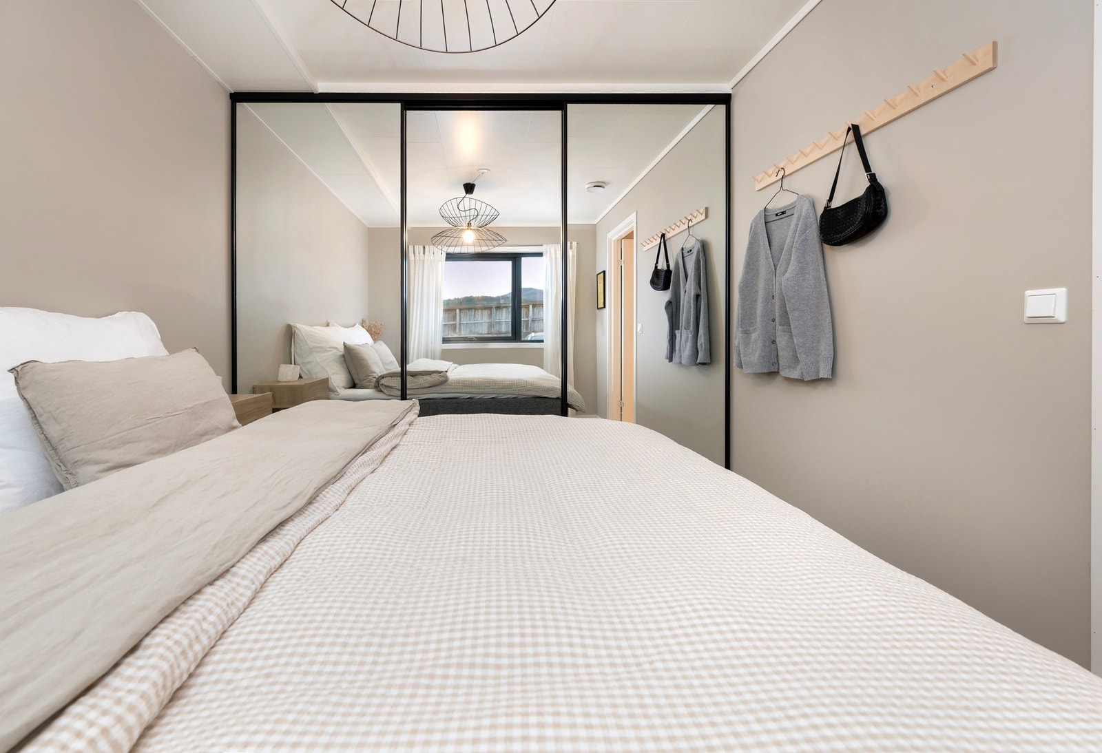 Godt med oppbevaringsplass i garderobeskap med speildører. Galleribilde