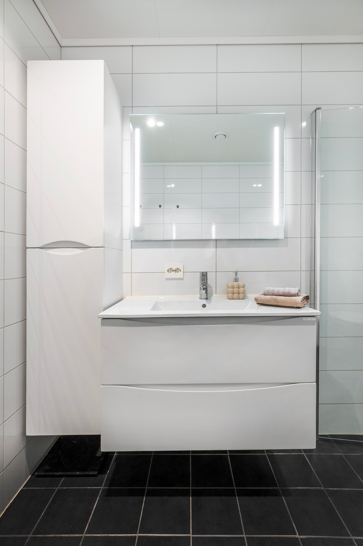 Rommet har innredning med nedfelt servant, veggmontert toalett og dusjhjørne. Galleribilde