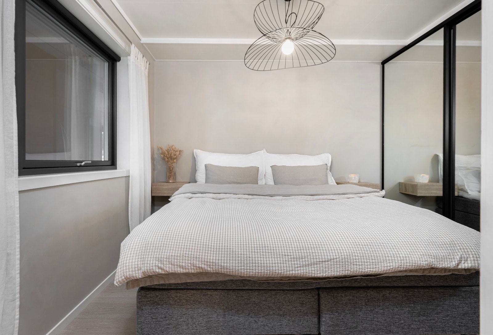 Hovedsoverom med god plass til dobbeltseng. Galleribilde