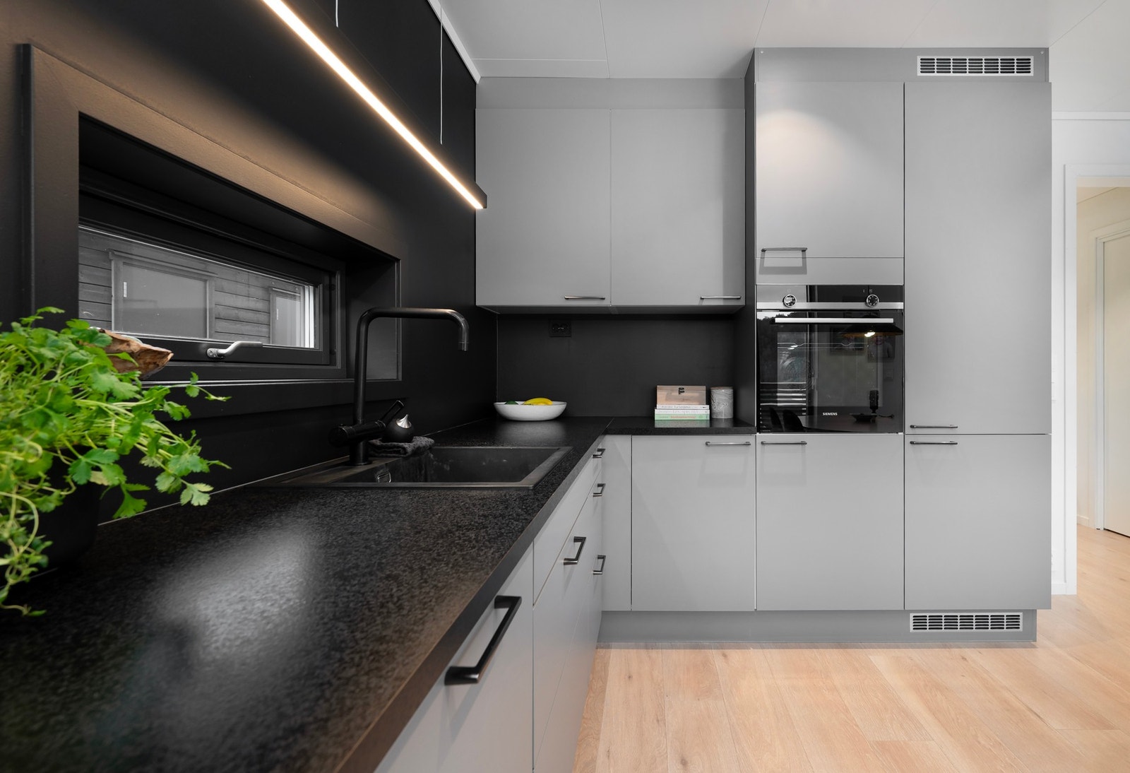 Her har du godt med både skap- og benkeplass. Integrerte hvitevarer medfølger i handelen. Galleribilde