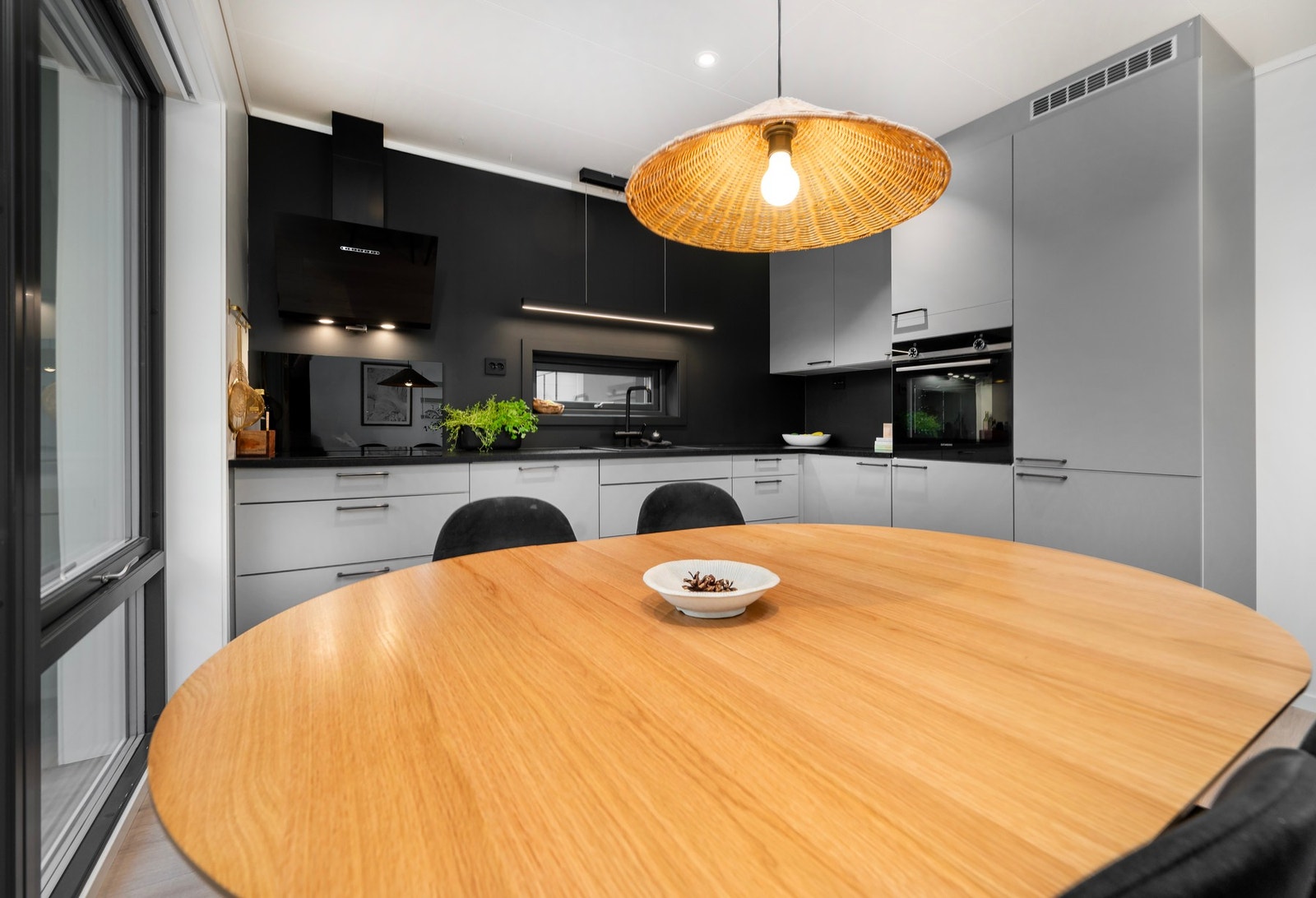 Kjøkkenet er levert av HTH og har glatte, moderne fronter. Galleribilde