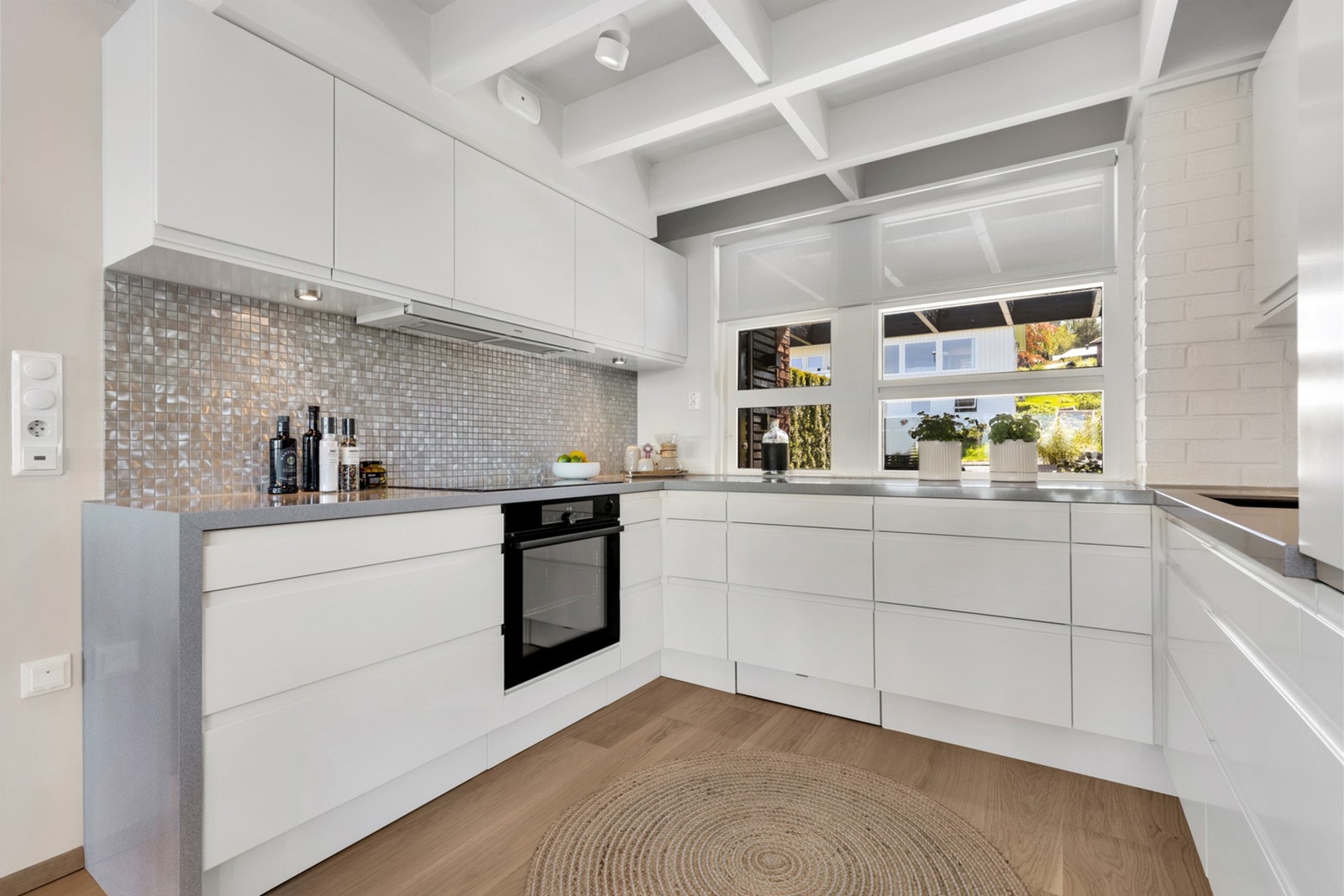 Særdeles flott HTH-kjøkken med benkeplate i stein. Kjøkkenfrontene ble skiftet i 2017, i tillegg har man varme i gulvet. Galleribilde