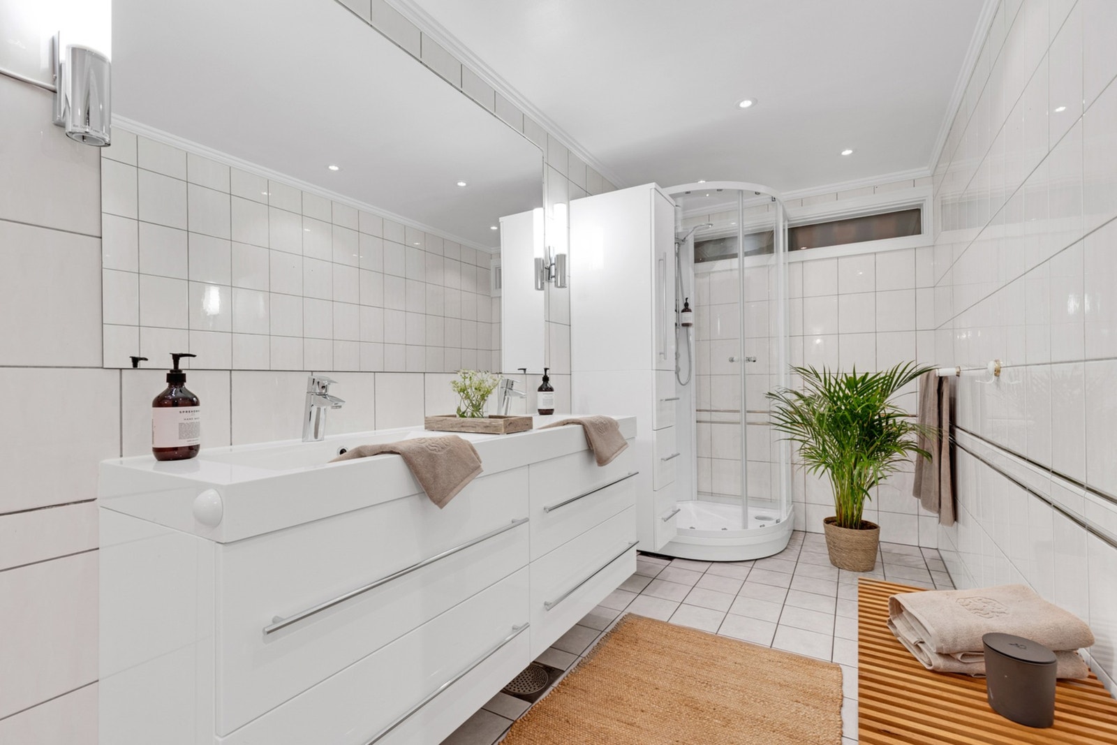 Stort baderom med dobbel servant og dusjsone. Galleribilde