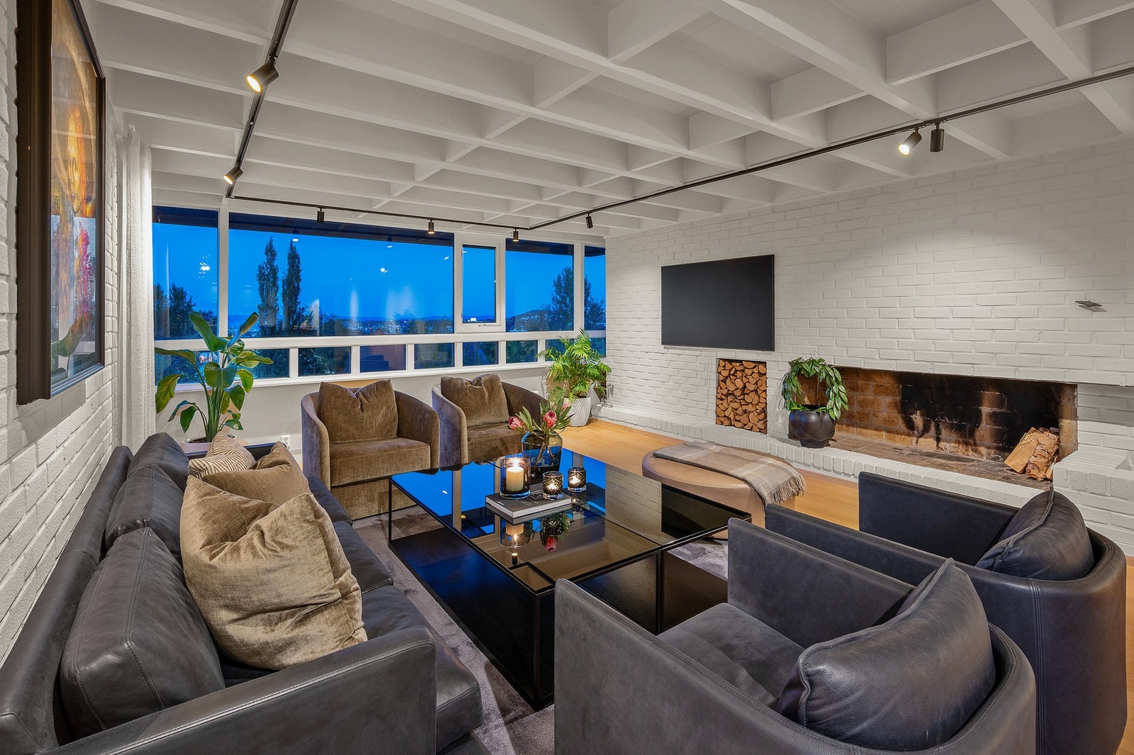 Delikat stue med gode møbleringsmuligheter for flere sittegrupper. Galleribilde