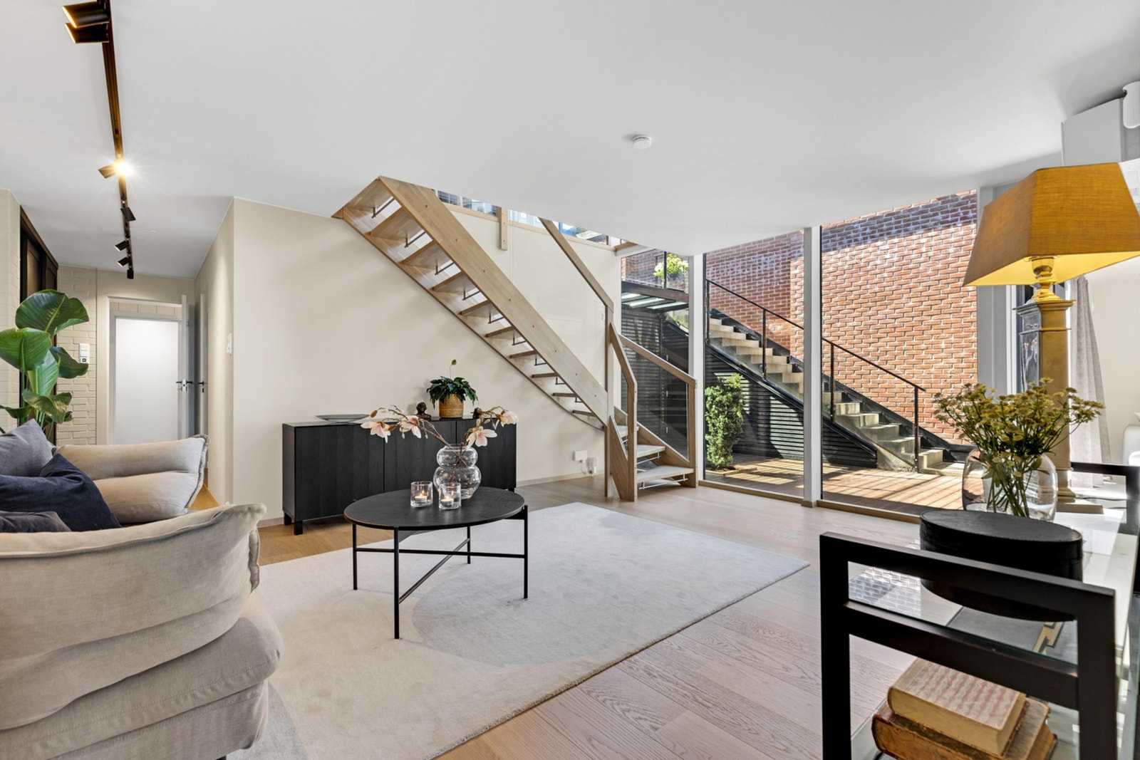 Ypperlig sosial sone med god plass til sofagruppe og TV-sone. Galleribilde