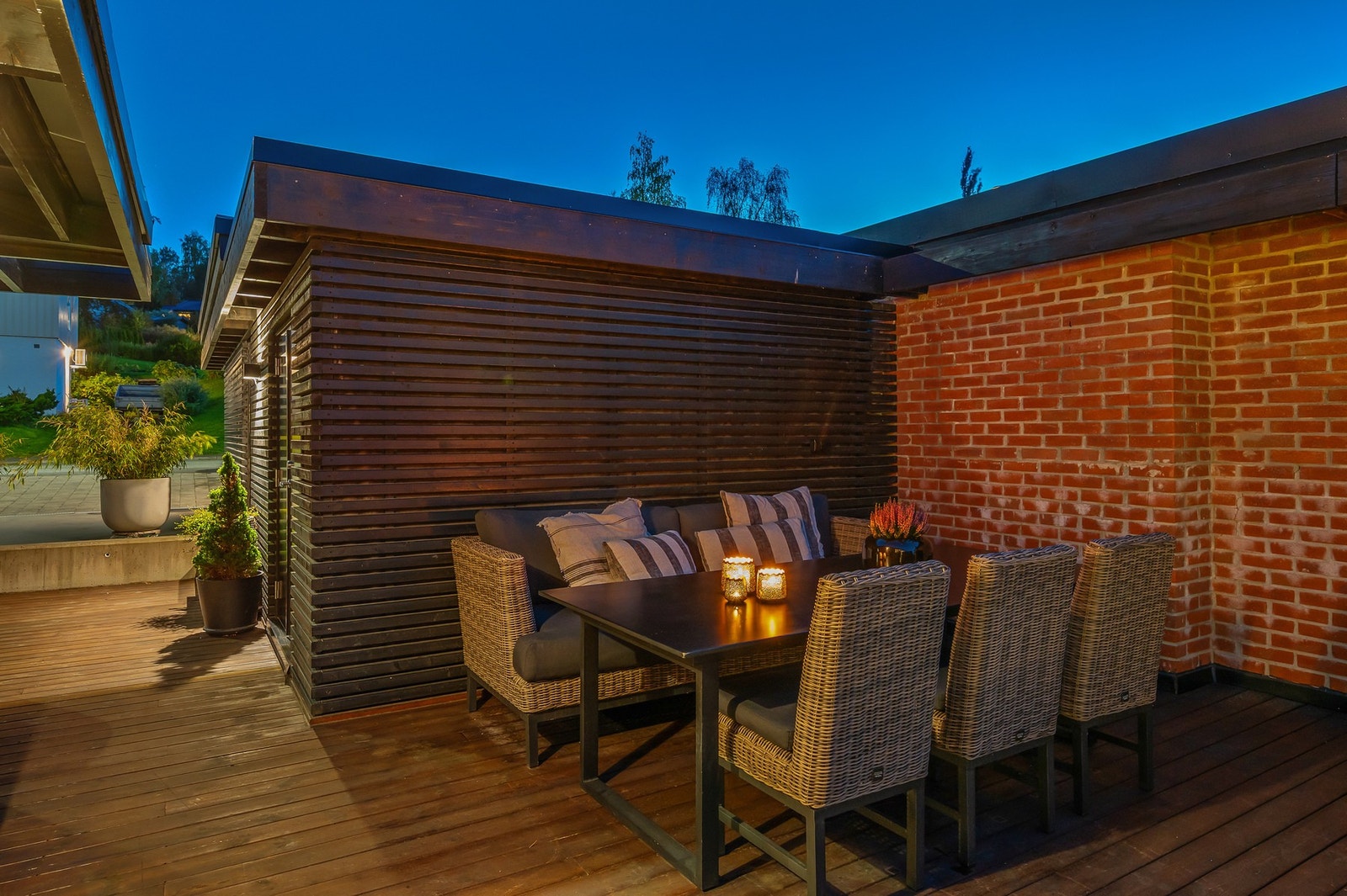 Usjenert uteplass utenfor spisestue og kjøkken med god plass til sittegruppe og grill. Galleribilde