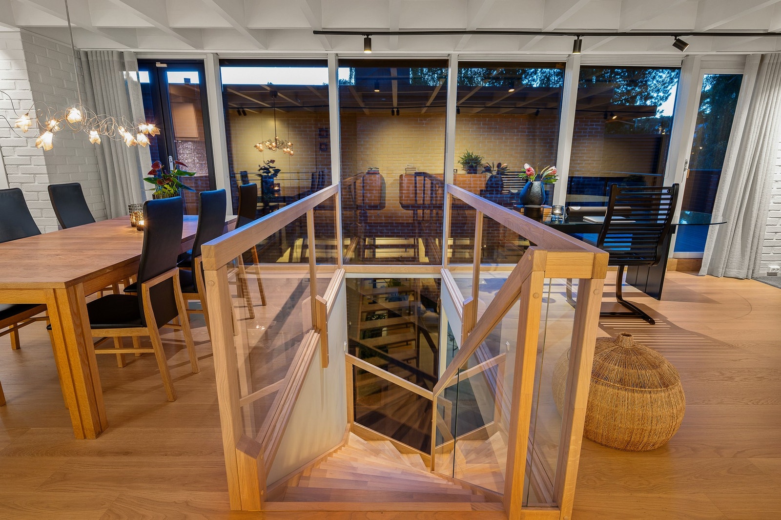 1.etasje består av stue, kjøkken, entrè, toalettrom og flotte uteplasser. Galleribilde