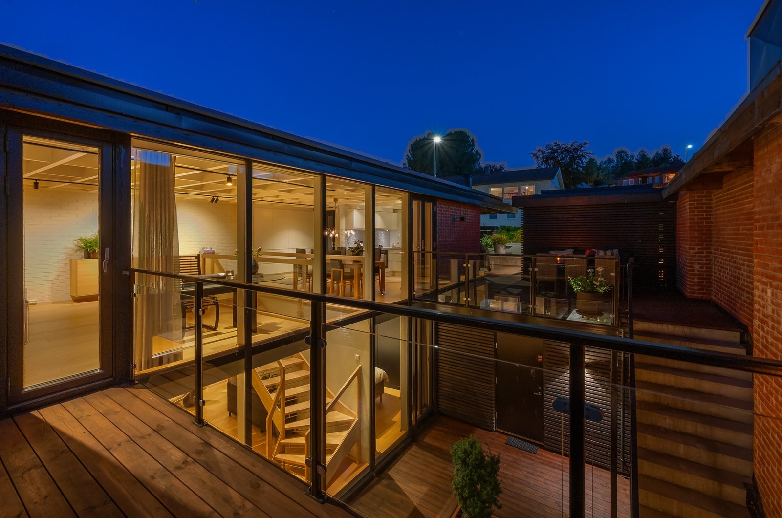 Kjedet enebolig over to plan, med enestående utsiktsforhold og beliggenhet på Havstein. Galleribilde