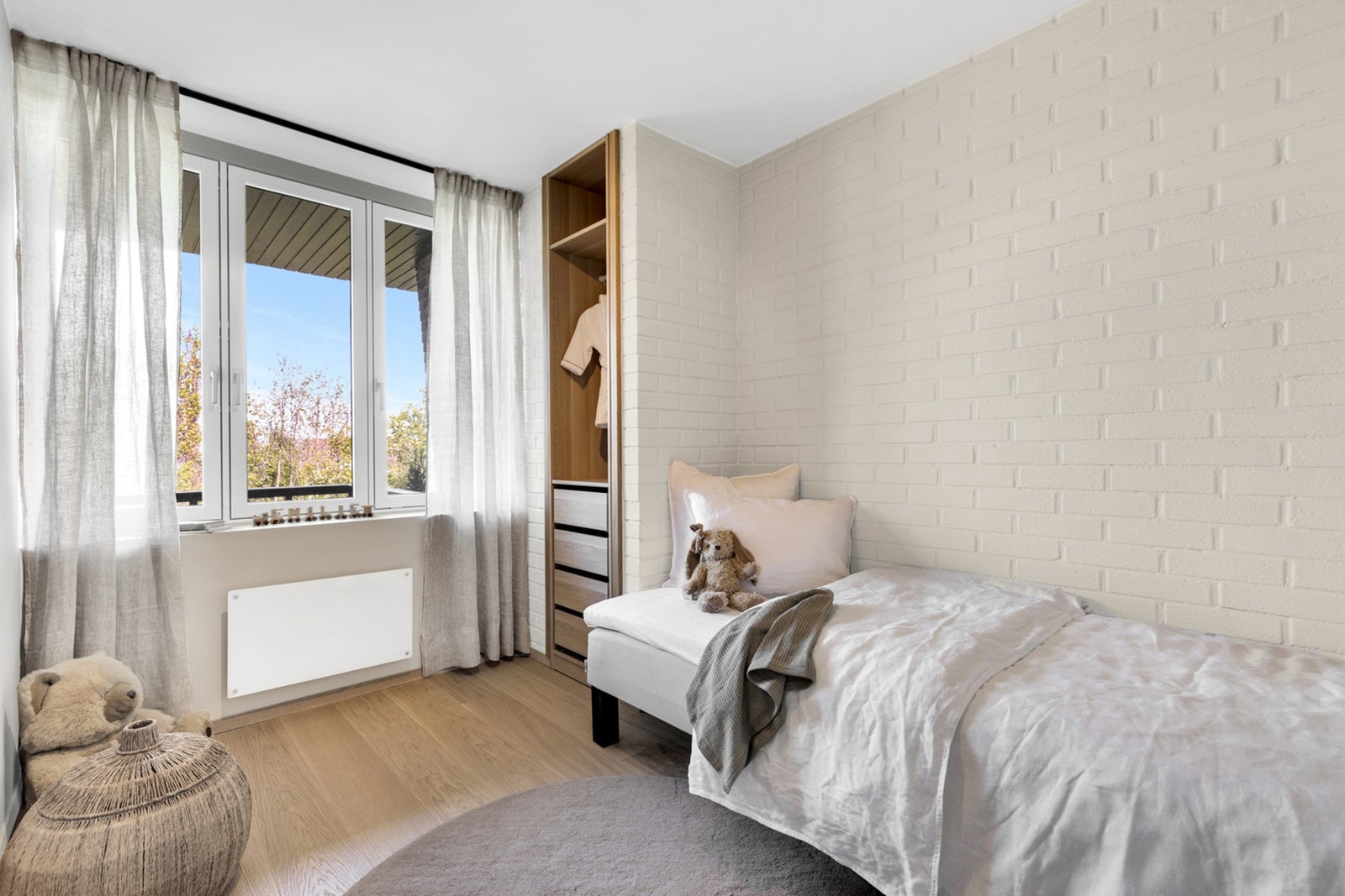 Soverom med plass til seng og garderobe. Galleribilde