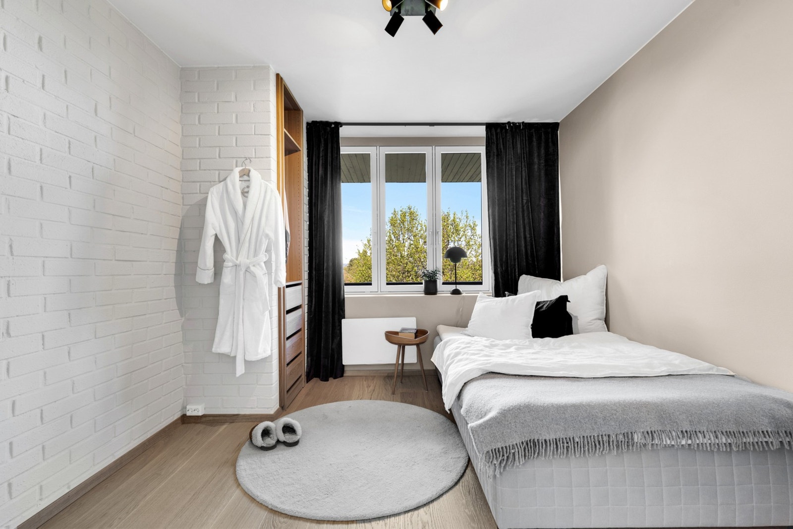 Soverom med plass til seng og garderobeløsning. Galleribilde