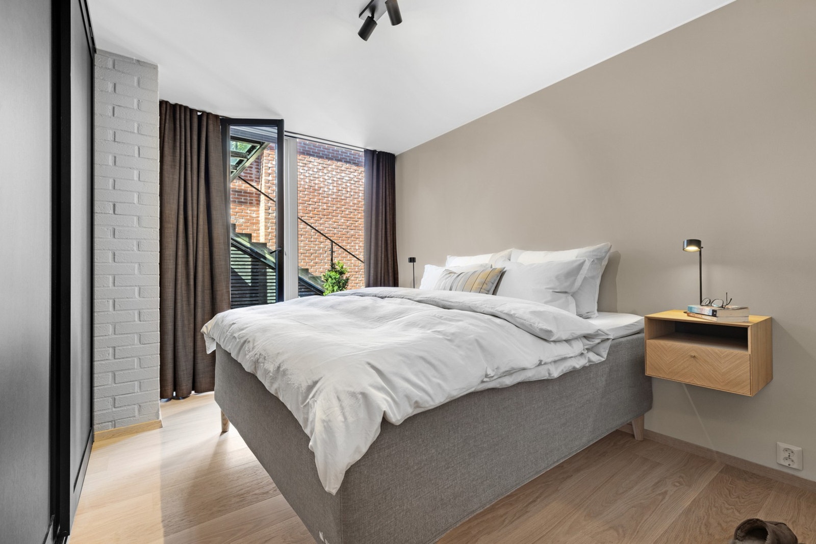 Pent hovedsoverom med god plass til seng og garderobeløsning. Galleribilde