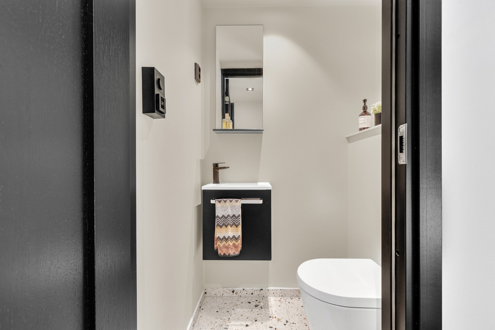 Lett tilgang til praktisk toalettrom fra entrè. Galleribilde