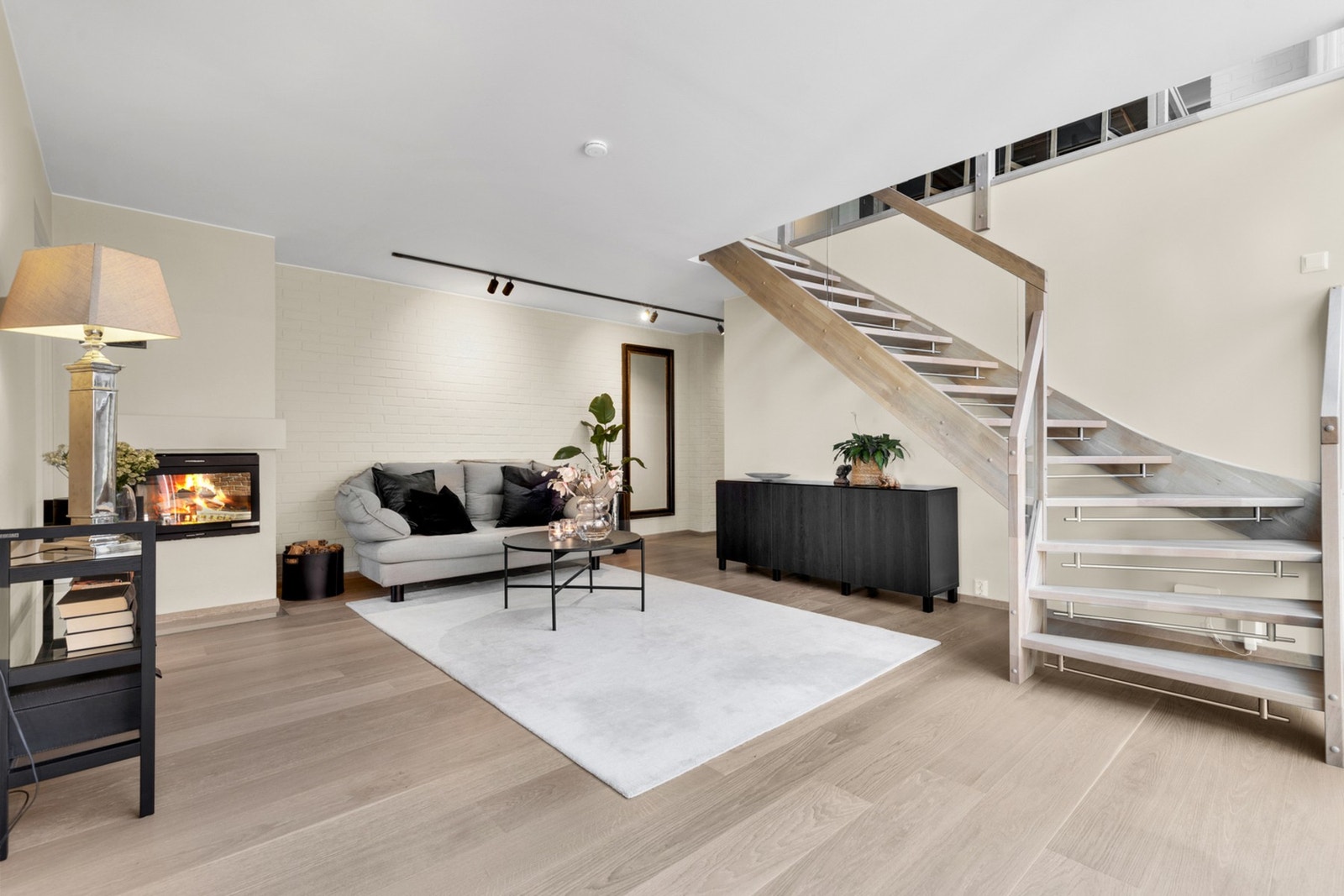 Stuen er lun og har både varmepumpe, peisovn og varme i gulv. Galleribilde