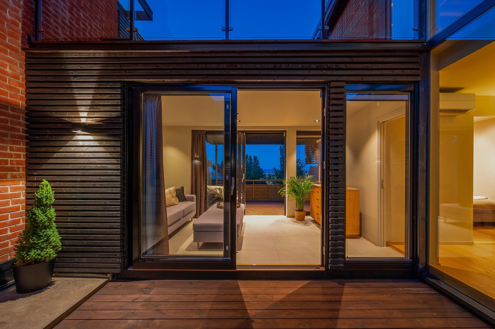 Det er montert utvendige zipscreens mot byen med trådløs styring. Galleribilde