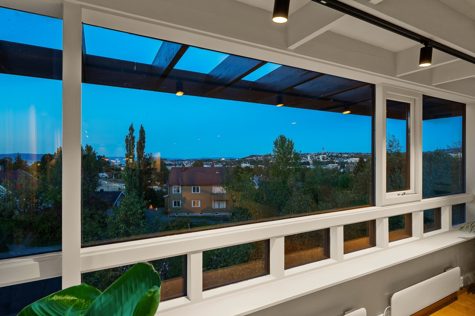 Fantastisk utsikt fra stuevinduet over Trondheim by. Galleribilde