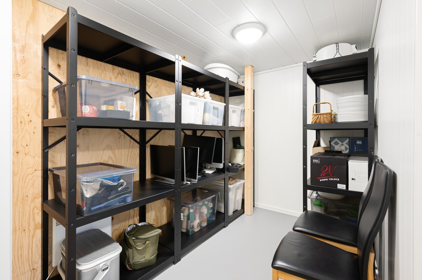 Boligen har godt med oppbevaringsmuligheter i flere boder. Galleribilde