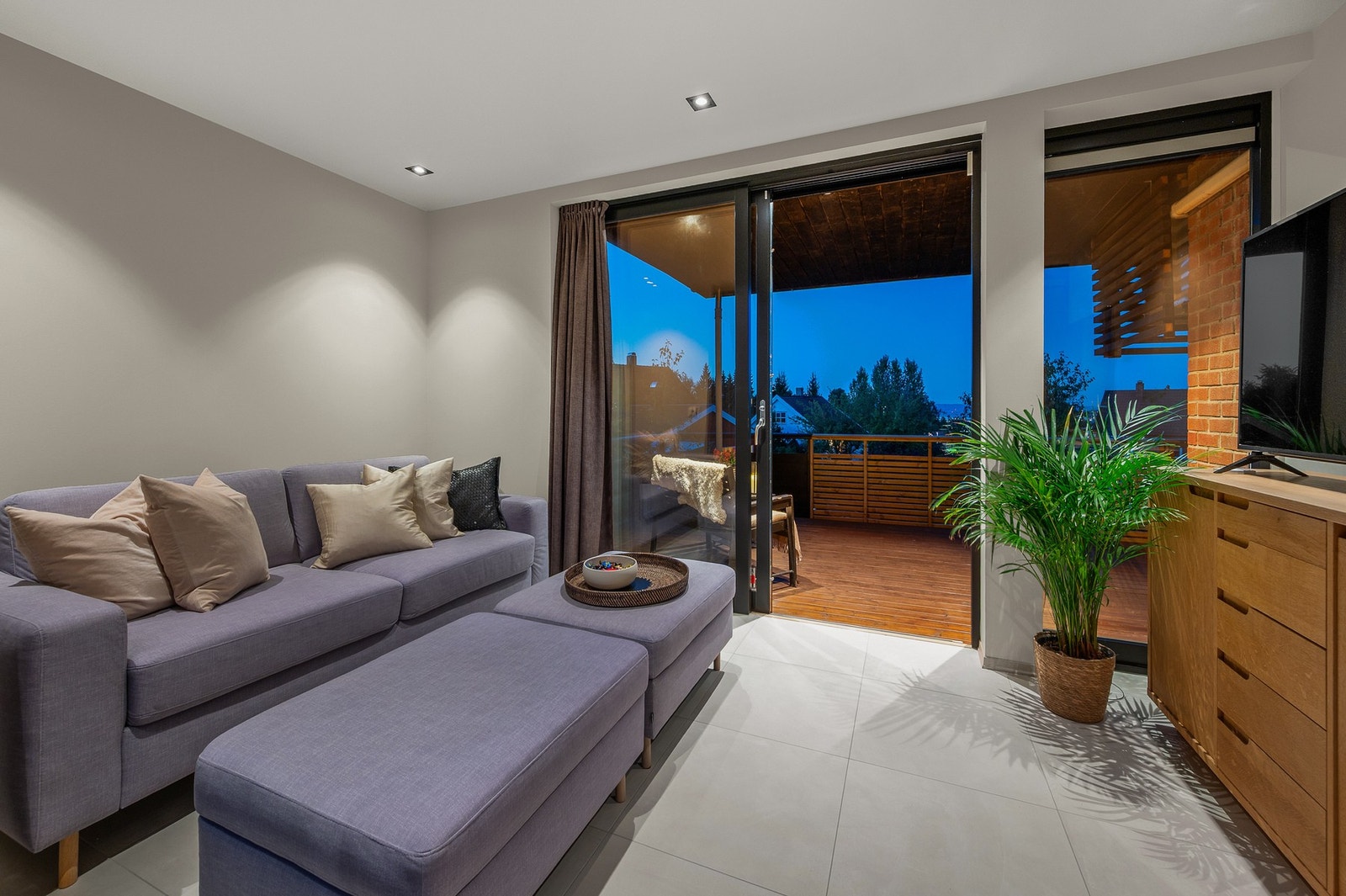 Praktisk oppholdsrom som kan brukes både som TV-stue, soverom eller gjesterom. Galleribilde