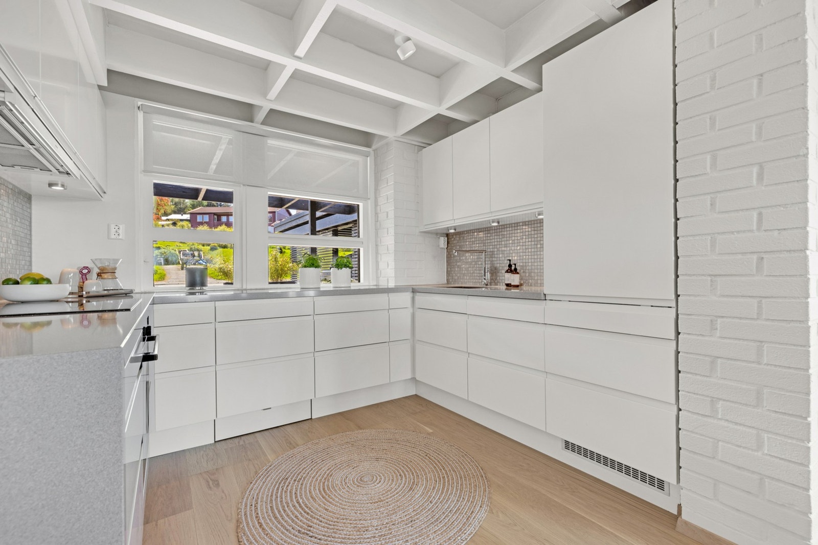 Kjøkkenet har god skap- og benkeplass som er ypperlig ved matlaging og oppbevaring. Galleribilde