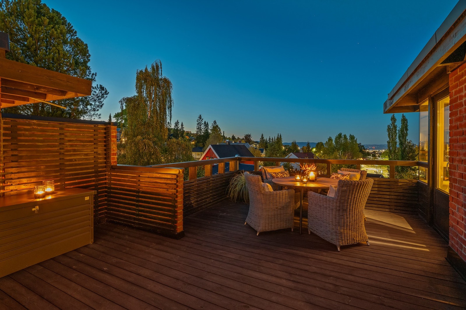 På terrassene har man fantastisk utsikt over byen og fjorden. Galleribilde