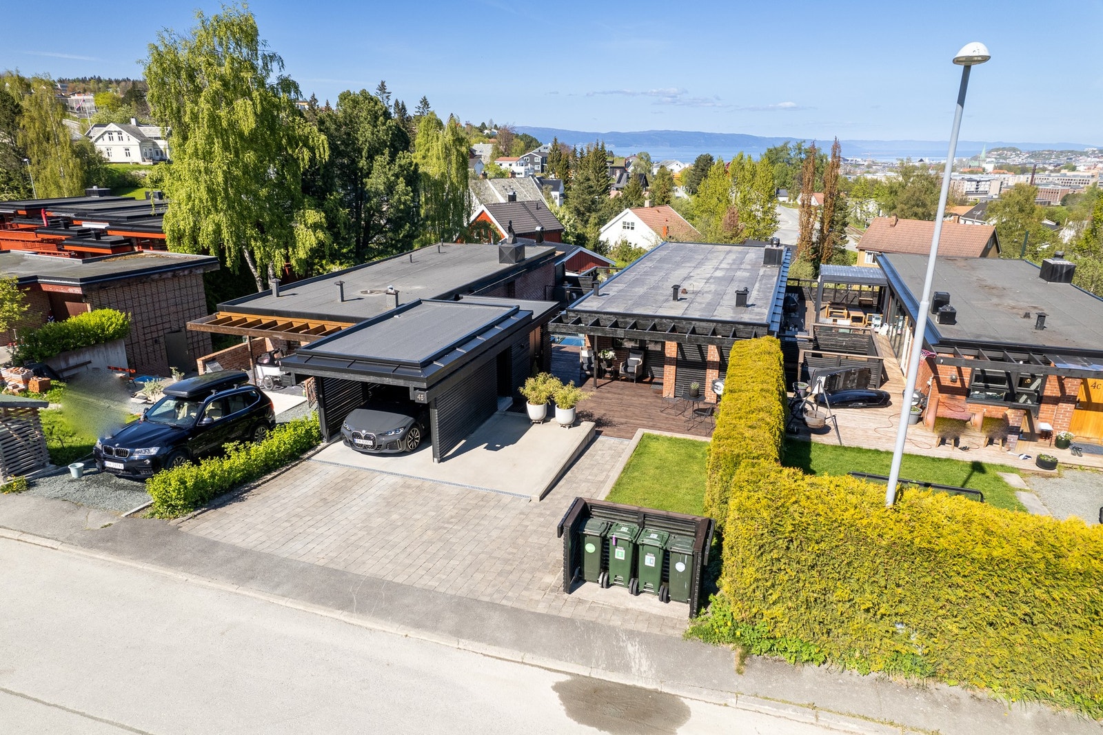 Sommerbilde av eiendommen. Galleribilde