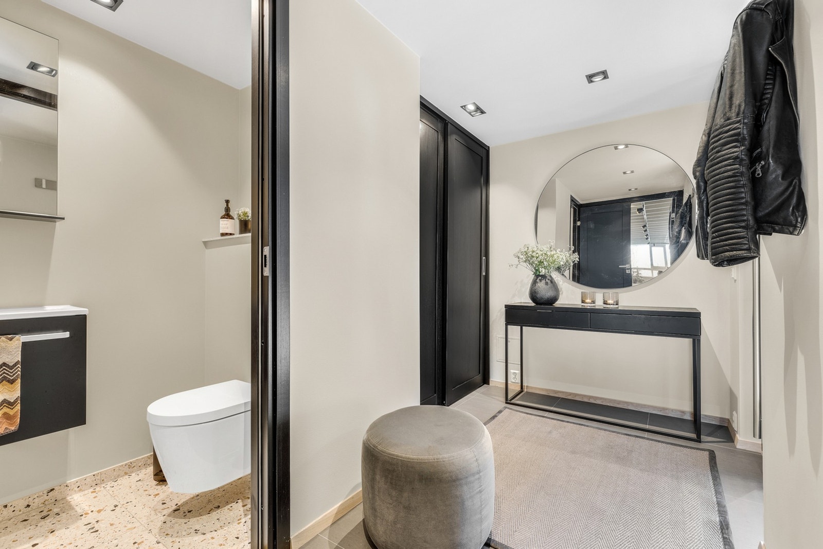 Innbydende entrè med flislagt gulv og varme. Galleribilde