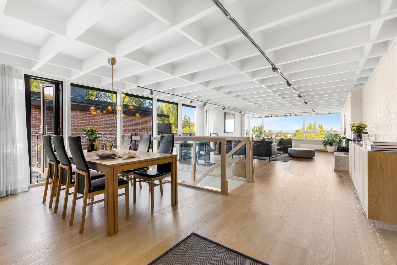 God plass til både sofagruppe og spisebord på stuen. Galleribilde