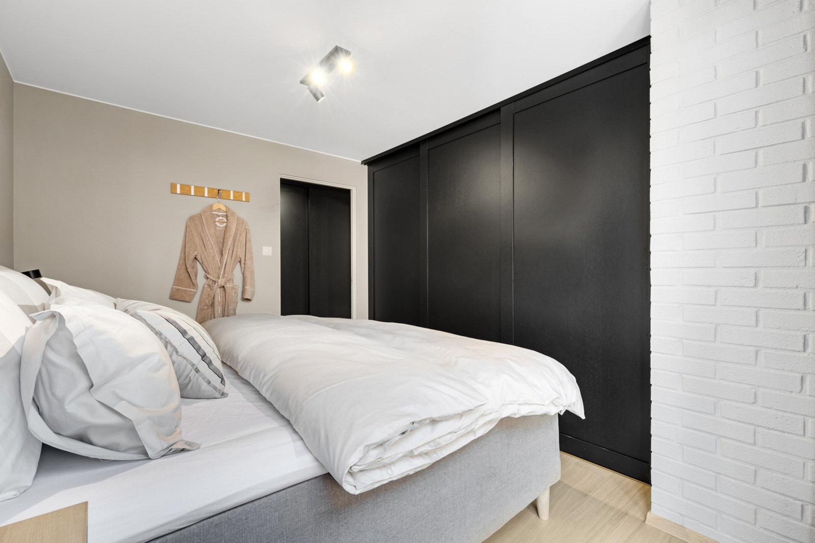 Garderobeskapet er i sortbeiset eik fra JKE. Galleribilde