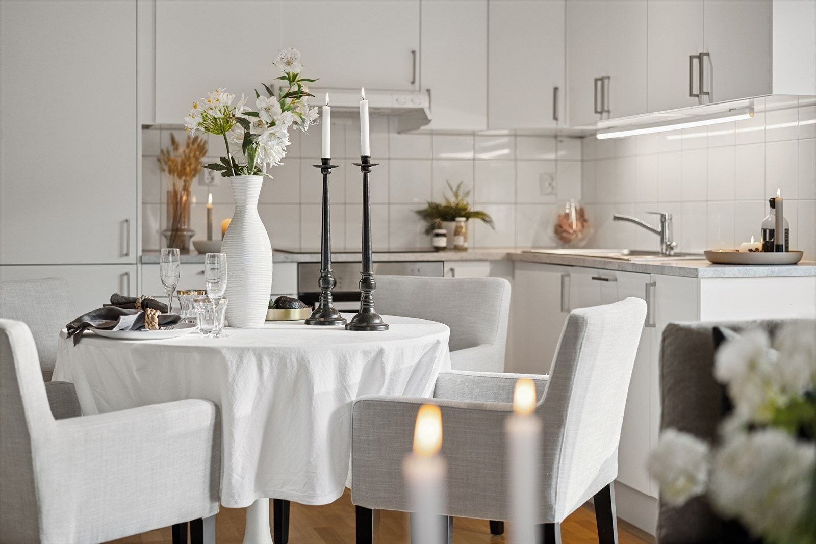 Leiligheten har plass til alle funksjoner for en liten eller større gruppe av personer som ønsker å tilbringe tilværelsen i en nyere og lekker bolig! Galleribilde