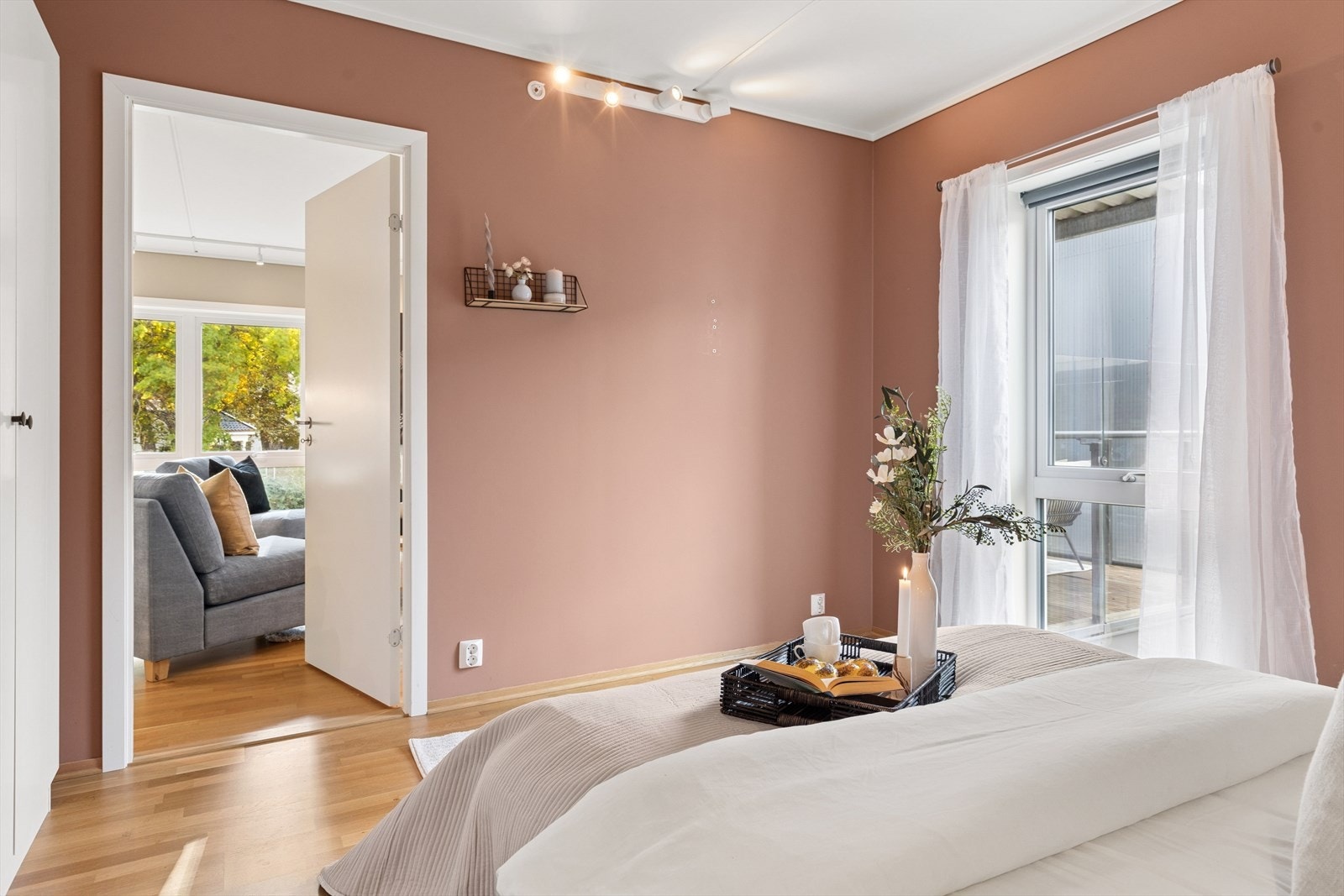 Lekkert hovedsoverom mot syd med flott fargevalg, flere garderobeskap og god plass for sengemøbler Galleribilde