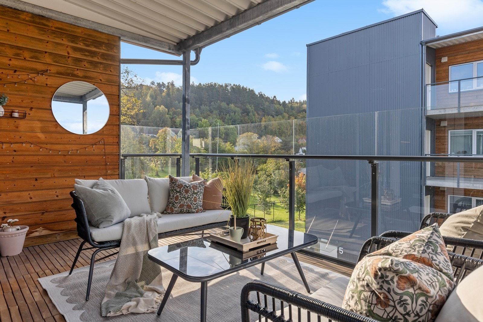 Den overbygde balkongen er på hele 14 kvm og vender mot syd med koselig utsyn mot grøntområder i sydøstlig retning - noe kveldssol er det også! Galleribilde