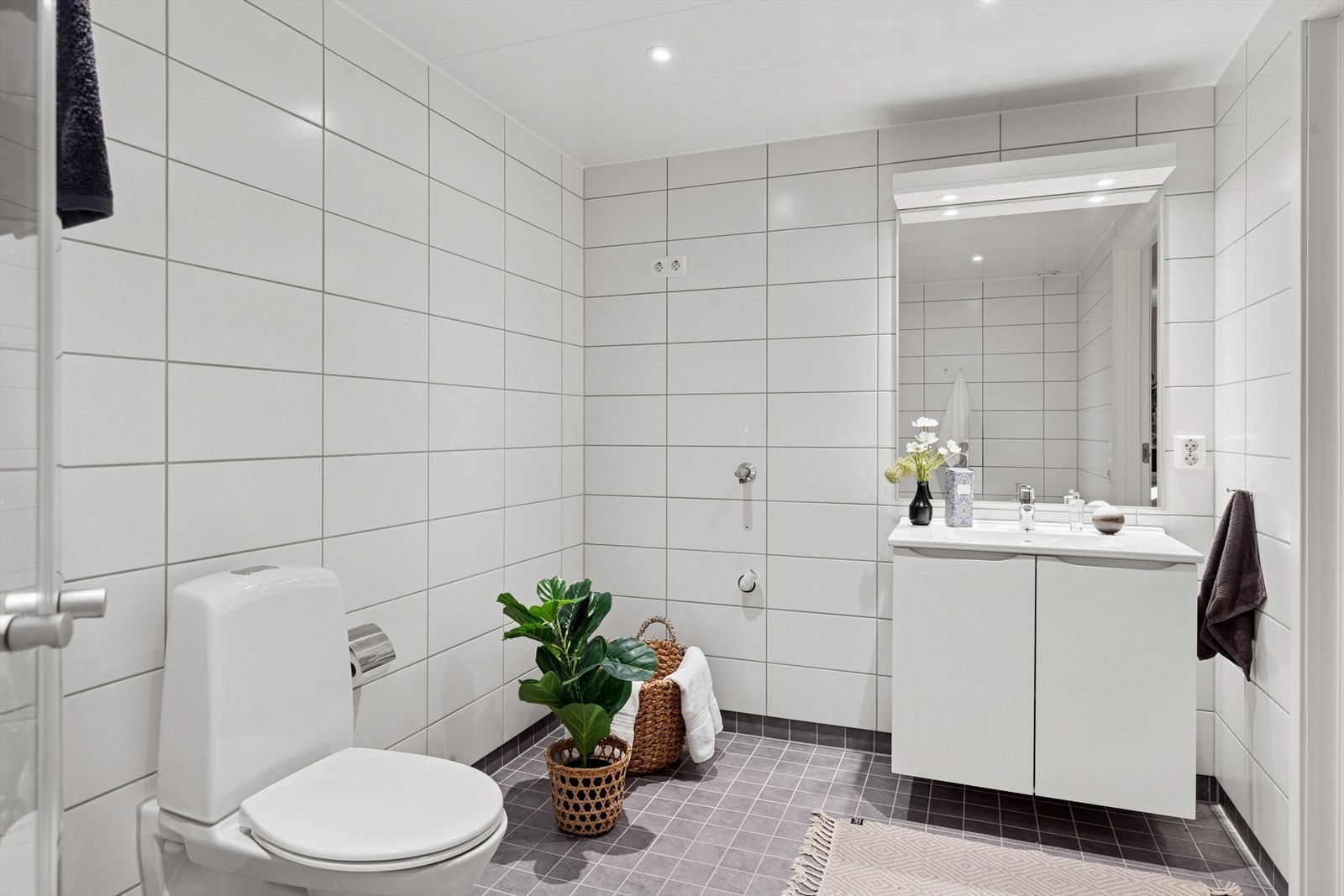 Leiligheten er handicapvennlig - det er selvsagt også det romslige baderommet! Det er plass til høyskap og flere oppbevaringsmøbler ved behov Galleribilde