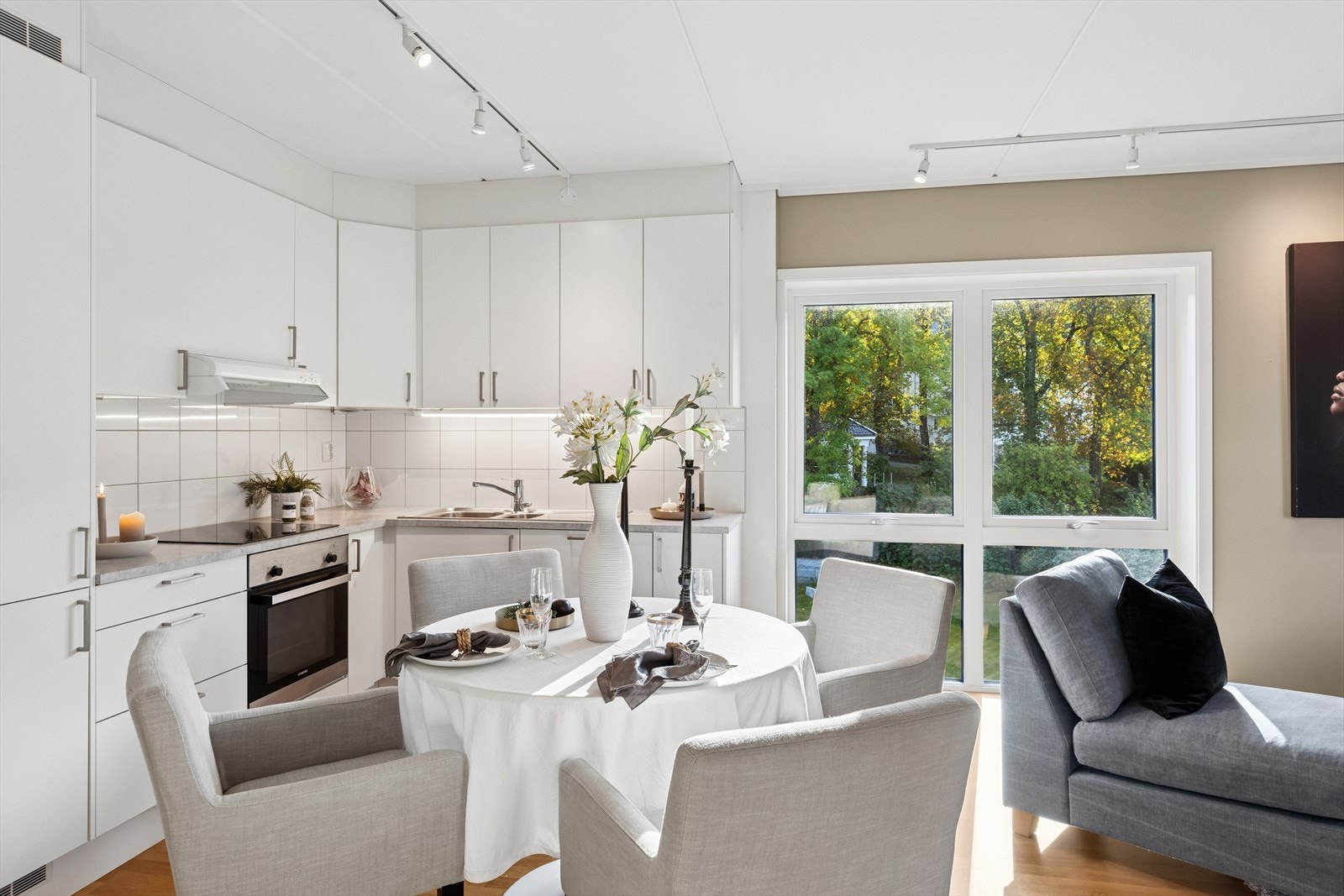 Det store vinduet mot grøntarealene i østlig retning er med på å skape flott lys og ekstra god atmosfære! Galleribilde