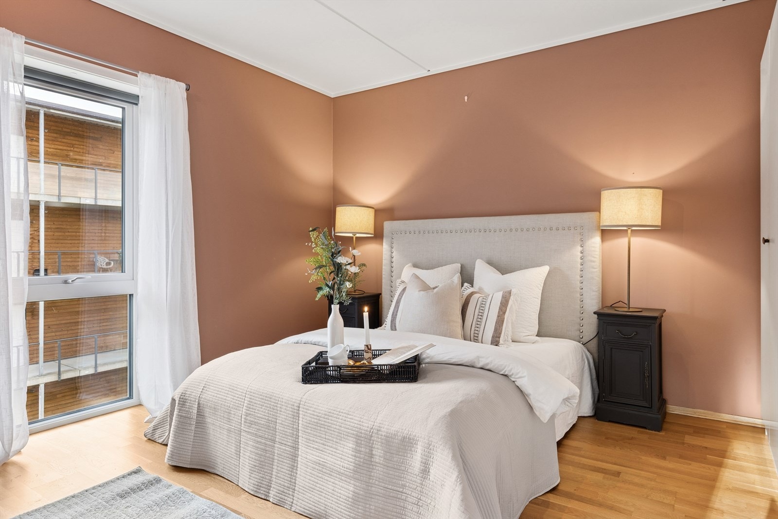 Lekkert og romslig hovedsoverom - velholdt og delikat Galleribilde