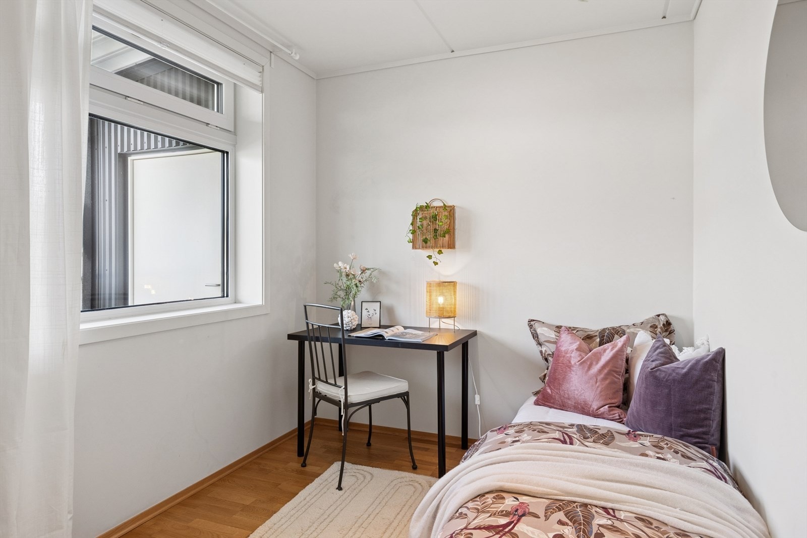 Gjesterommet kan møbleres med enkeltseng, mindre dobbeltseng, kontormøbel m.m. Hva passer for dere? Galleribilde