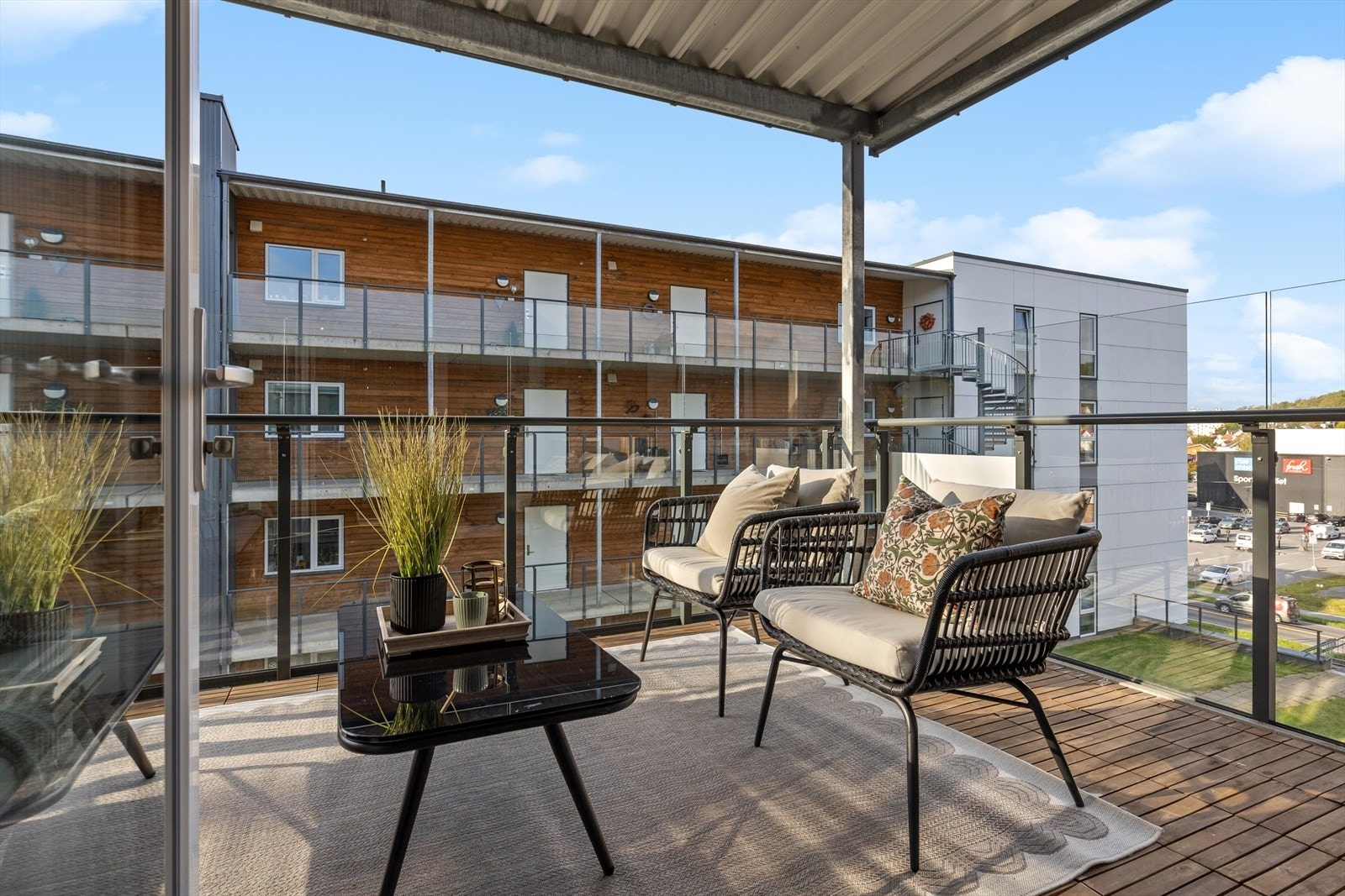 Leiligheten har en suveren intern plassering i borettslaget, på hjørnet av bygget og godt inntrukket fra trafikkbildet Galleribilde