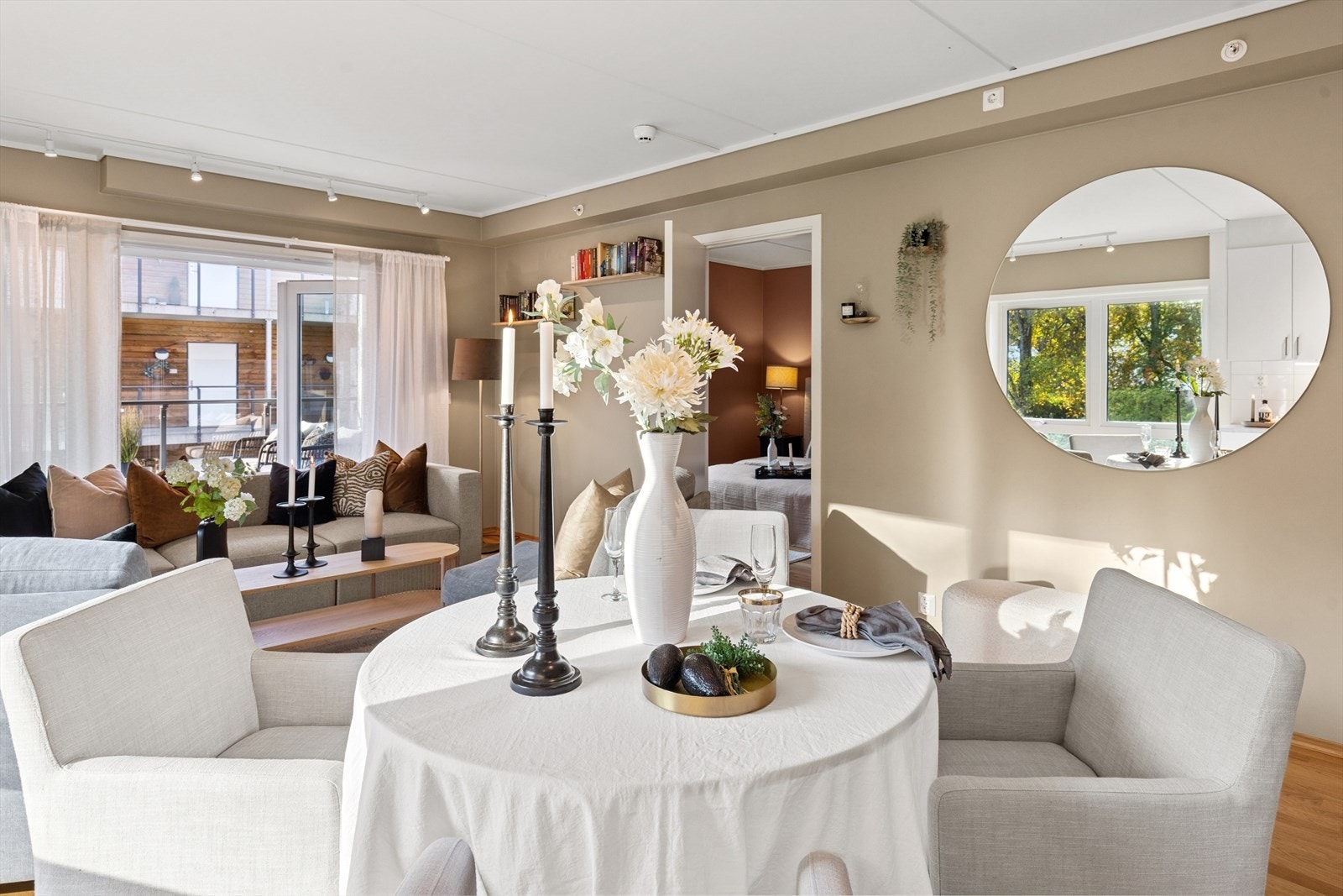 Til daglig er det fint å ha et rundt spisebord med plass til fire, til fest er det plass til å forlenge bordet ved å sette inn flere innleggsplater Galleribilde