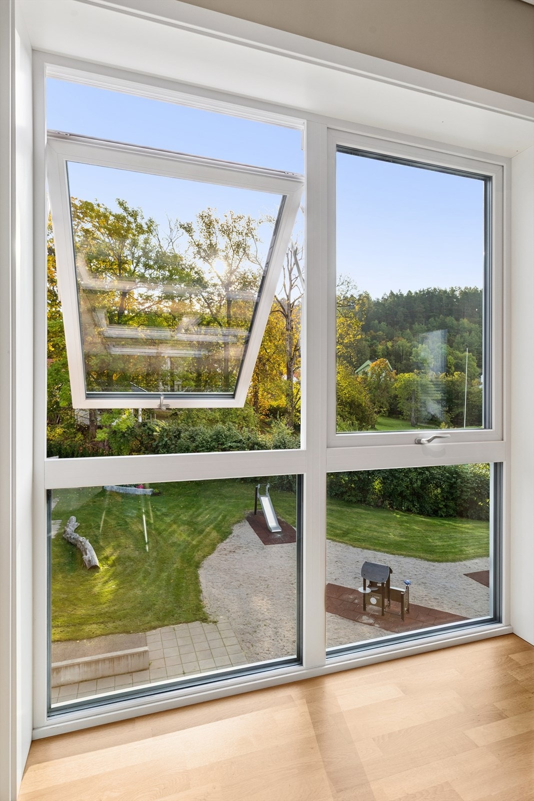 Herlig utsyn mot borettslagets velholdte fellesarealer og videre oppover Kamfjordåsen Galleribilde