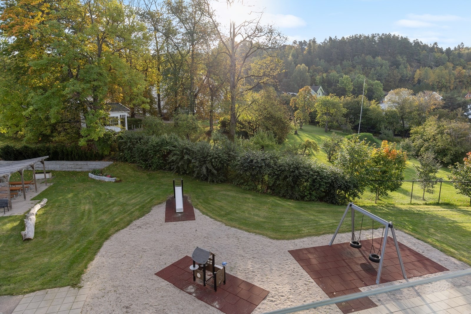 Fellesarealene er velholdt og godt ivaretatt og det er uteplasser for fri benyttelse av borettslagets beboere Galleribilde