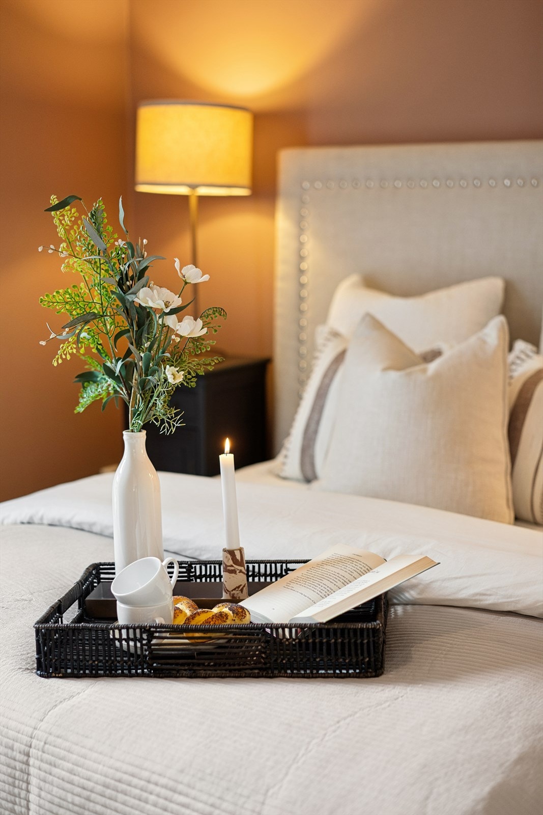 Rikelig plass for dobbeltseng og nattbord Galleribilde