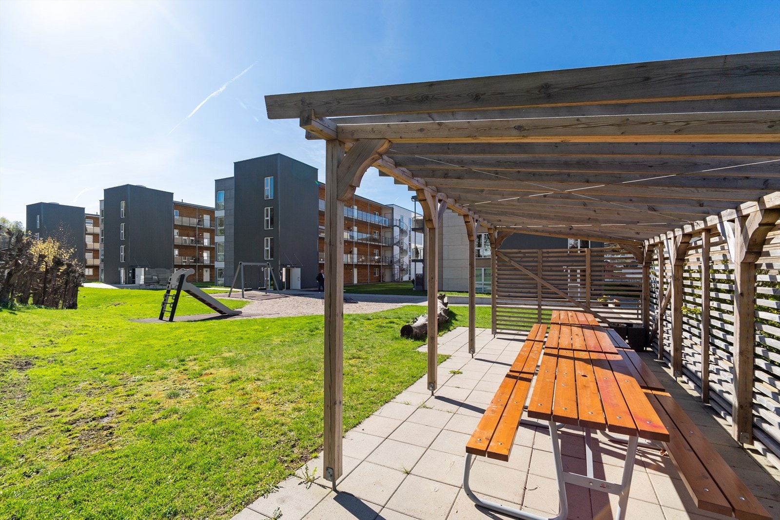 Hyggelige utearealer for borettslaget - vedlikeholdes av vaktmester. Et fint sted å søke fred og ro etter en hektisk dag Galleribilde