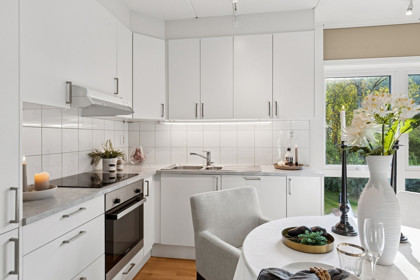 Kjøkkenet er kompakt og har akkurat det du trenger til hverdag og fest av både benkeplass og oppbevaring Galleribilde