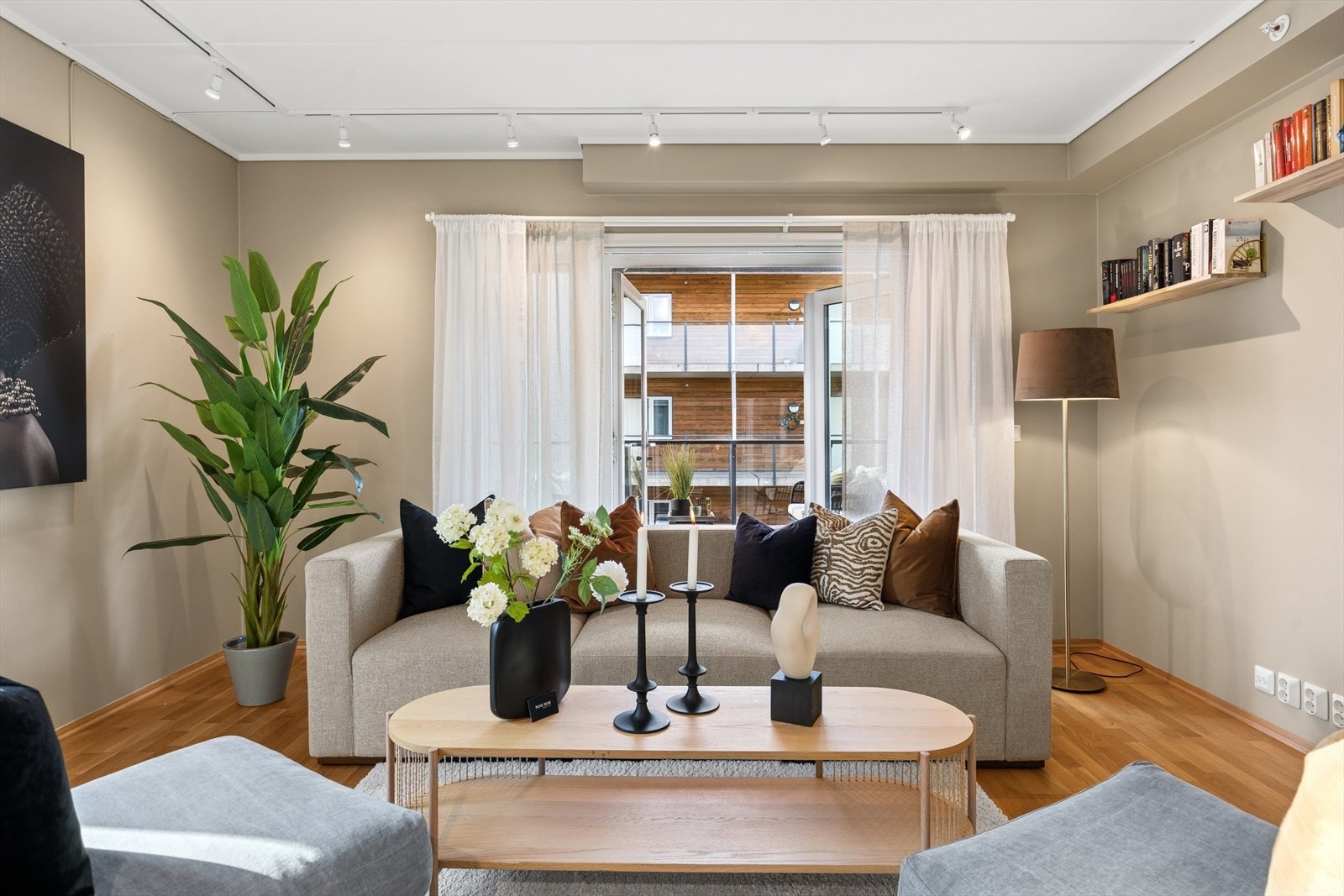 VI synes stuen er ideell å møblere midt på gulvet akkurat som dette, det frigjør veggplass til TV-møbel, skap, bokhyller og småmøbler. Passer ikke det for deg, så er det enkelt å møblere inntil veggene Galleribilde