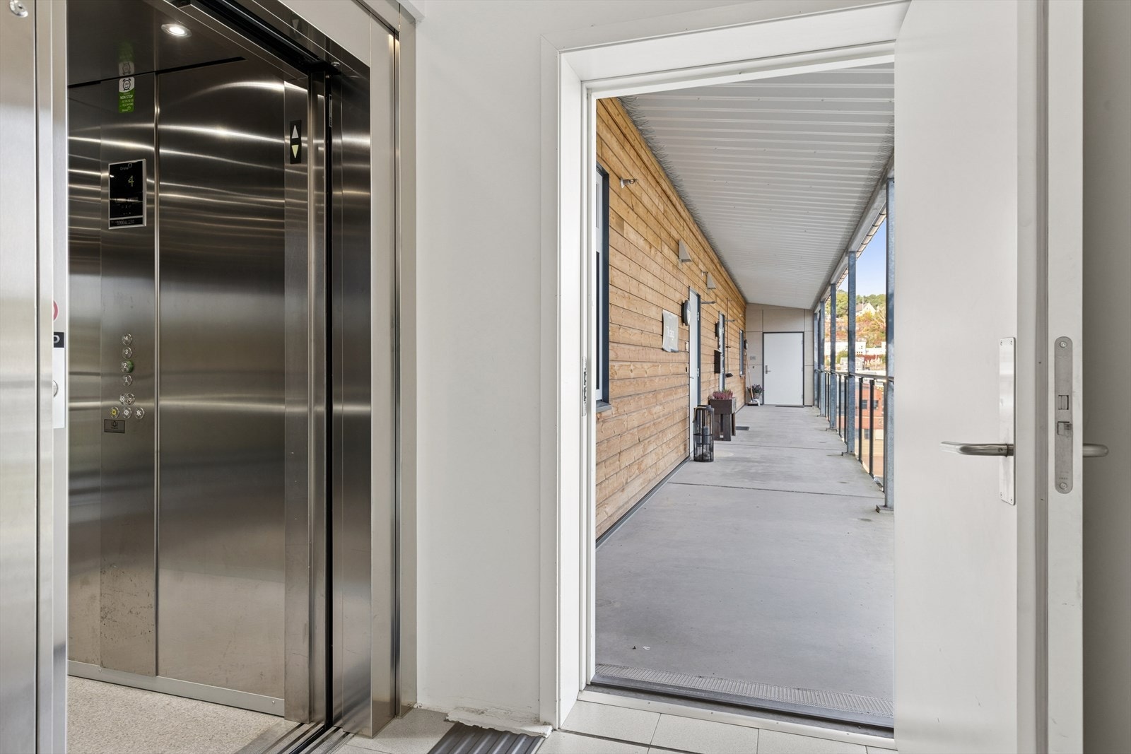 Fra garasjeanlegg og ekstra attraktiv p-plass er det trapp eller heis til leiligheten - flytt inn nå! Galleribilde